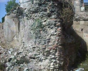 Adana kalesinin surlarından günümüze kalan bir parça.