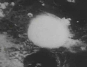 Hiroşima'ya atılan atom bombasının hemen sonrasında oluşan mantar etkisi.
